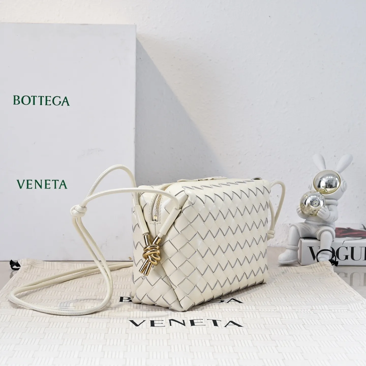 Batch 1660 𝗕𝗼𝘁𝘁𝗲𝗴𝗮 𝗩𝗲𝗻𝗲𝘁𝗮———— The latest version of the loop camera bag💥 from BV’s King of Cost-Effectiveness counter, large woven texture➕Ultra-high quality wax leather as always, with zippers, hardware decoration on both sides, adjustable drawstrings, it is especially suitable for the tummy💫It can hold anything, it is also very light, suitable🈴️for girls of all ages, size: 22*15*8cm, style number: 6126